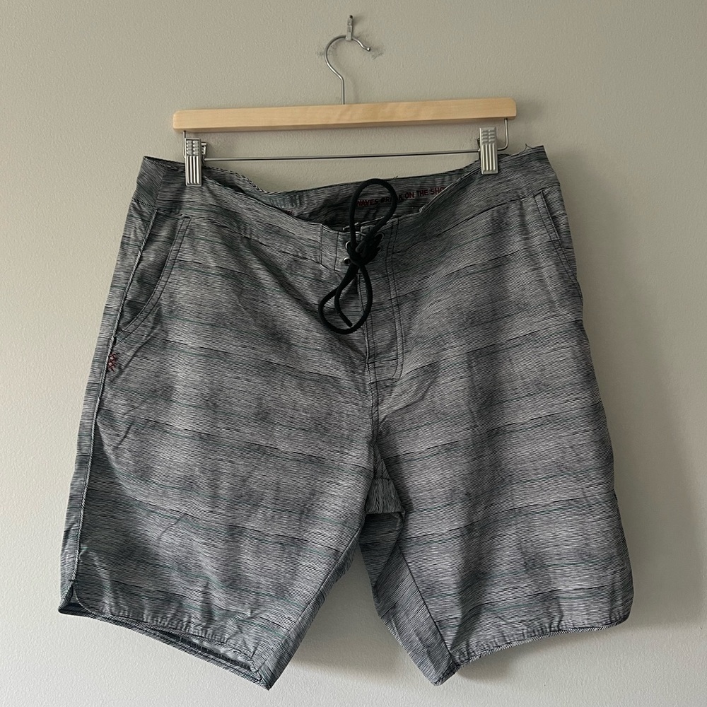 Rhone 9” Inseam Board Shorts Mens 36 Gray Black Swim Trunks Unlined Performance